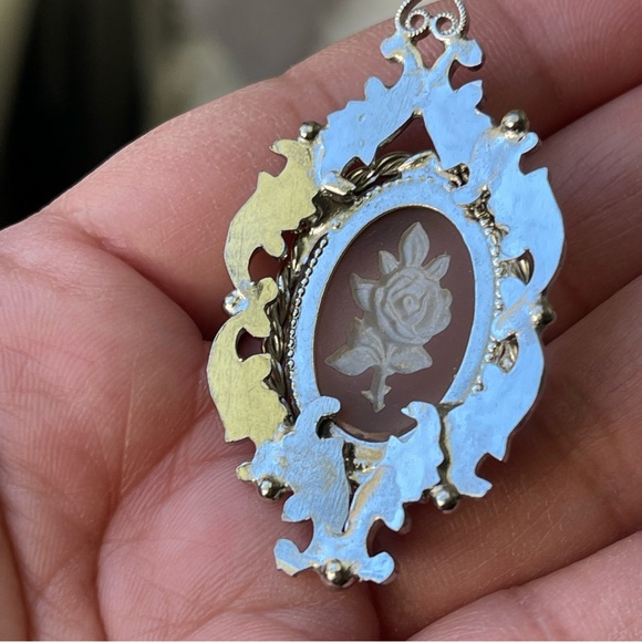 VINTAGE | Nouveau Intaglio Reverse Carved Glass Floral Silver Tone Pendant 2"x1" - Picture 4 of 7